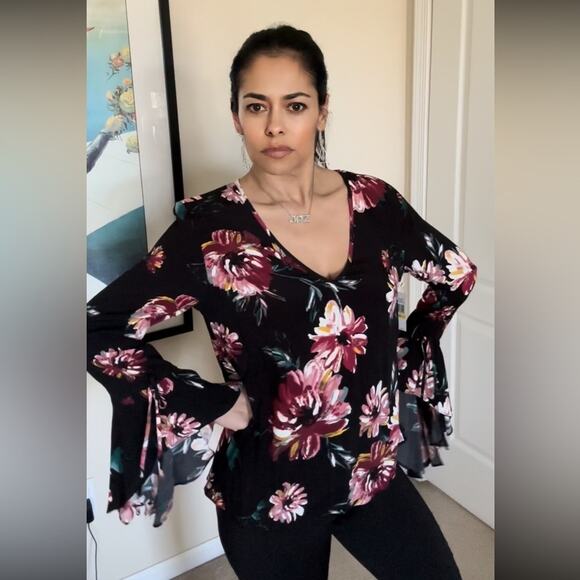 1.state black floral bell sleeve v neck top size M - Picture 5 of 8